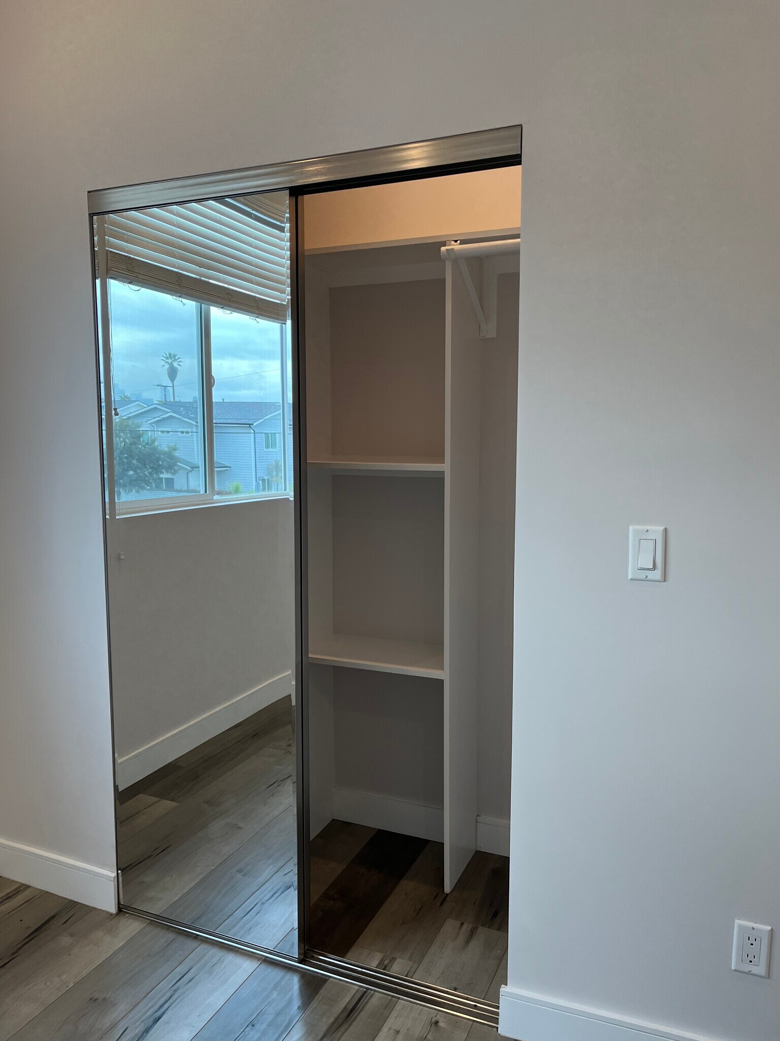 Building Photo - 3955 S Budlong Ave