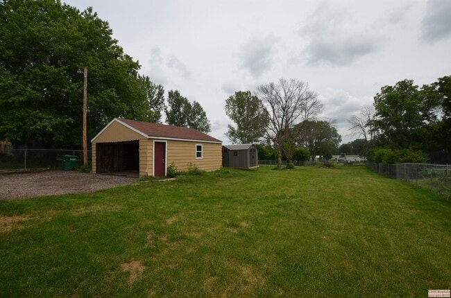 Building Photo - Cute DSM Ranch Home
