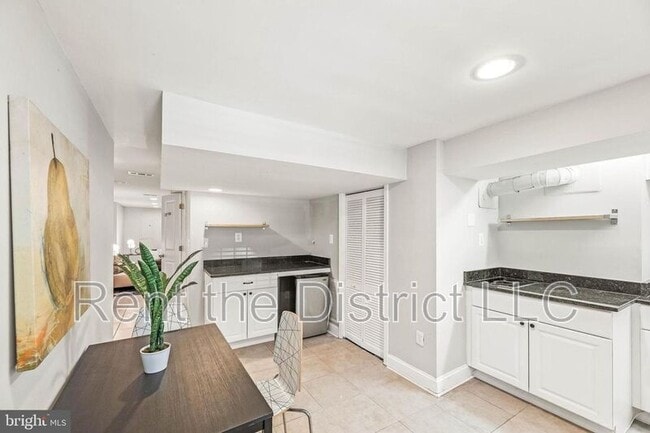 Building Photo - 25 Todd Pl NE