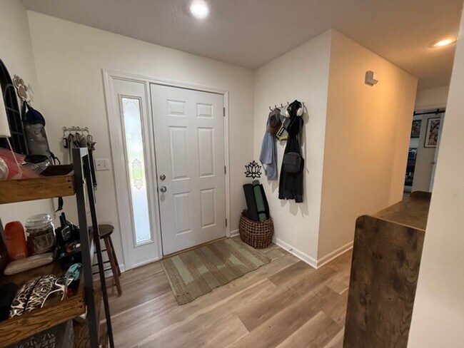 Building Photo - Spacious 4BR Home in Seven Oaks with Garage & Fenced Yard