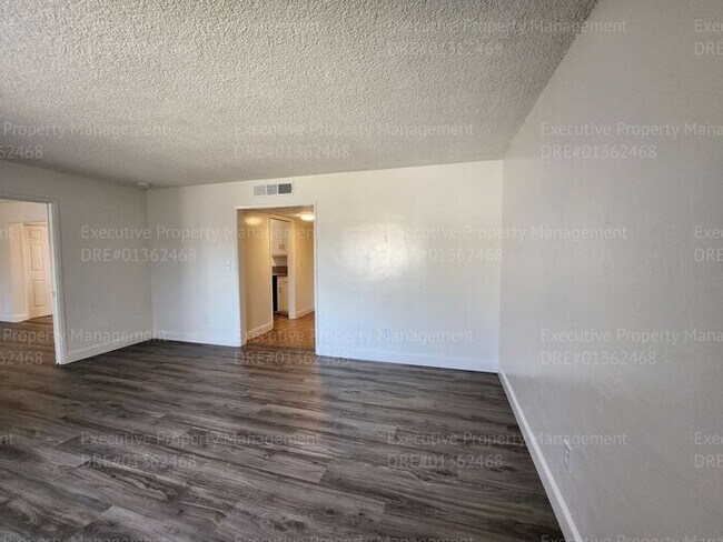 Building Photo - 3 bedroom/ 2 bathroom home located near th...