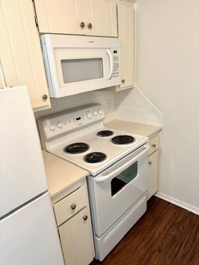 Building Photo - Beautiful updated interior 2 bedroom duple...