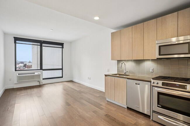 Building Photo - 148 1st St