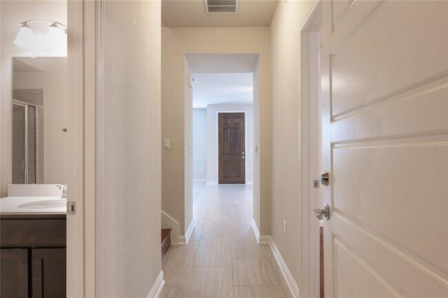 Building Photo - 13800 Lyndhurst St