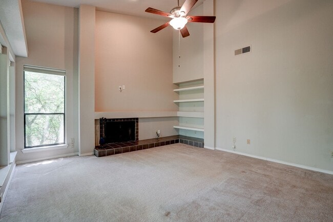 Building Photo - Beautiful 2 Bed / 2 Bath Home with Balcony in Austin