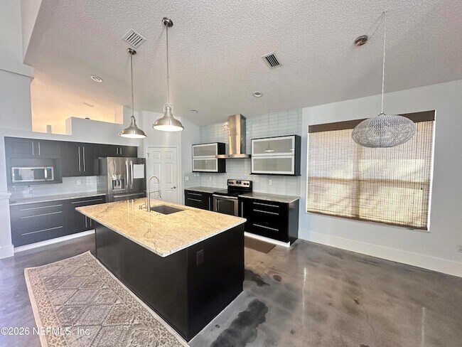 Building Photo - 3996 Richmond Park Dr E