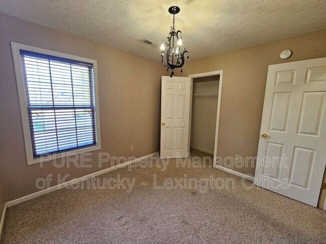 Building Photo - 528 Newbury Way