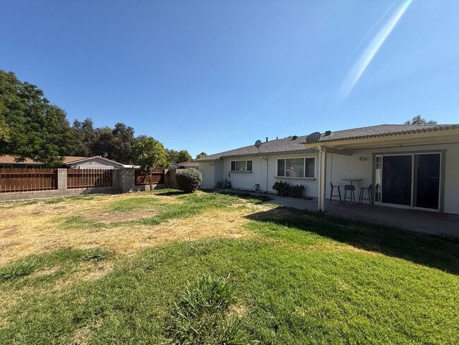 Building Photo - 3 bed 2 bath home available now!