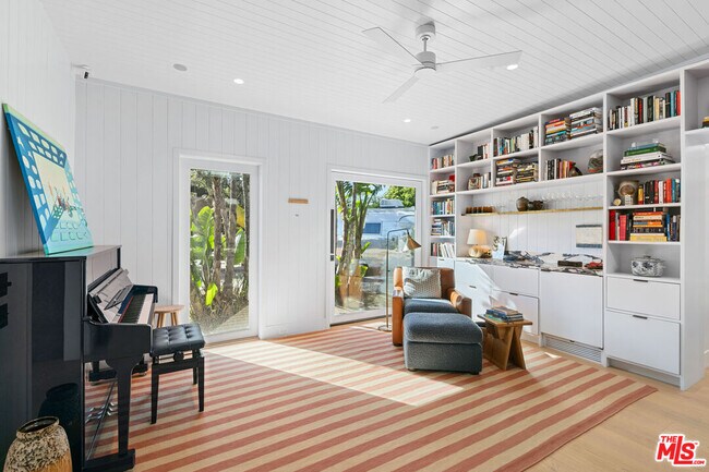 Building Photo - 7038 Dume Dr