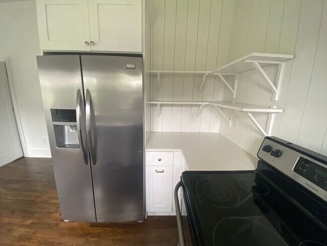 Building Photo - Amazing Updated One Bedroom in South Nashv...