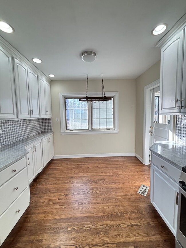 Building Photo - Beautifully renovated move-in ready rental...