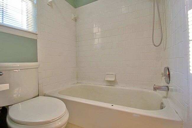 Building Photo - 948 Wedgewood Way