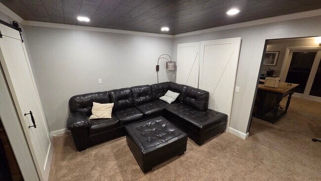 Building Photo - 9500 Fox Valley Dr