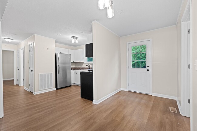 Building Photo - Renovated 3 Bedroom Dog Friendly Home For ...
