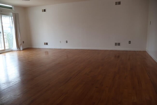 Building Photo - 1157 67th St
