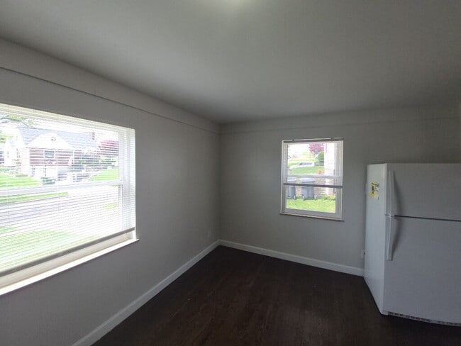 Building Photo - 5568 Raceview Ave