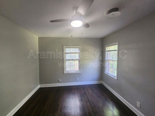 Building Photo - 580 Holly St NW