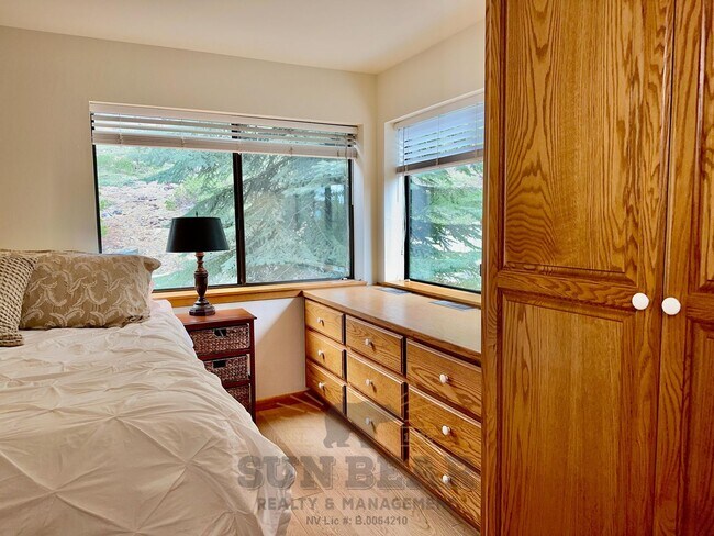 Building Photo - Adorable Condo - Perfect for Watching Suns...