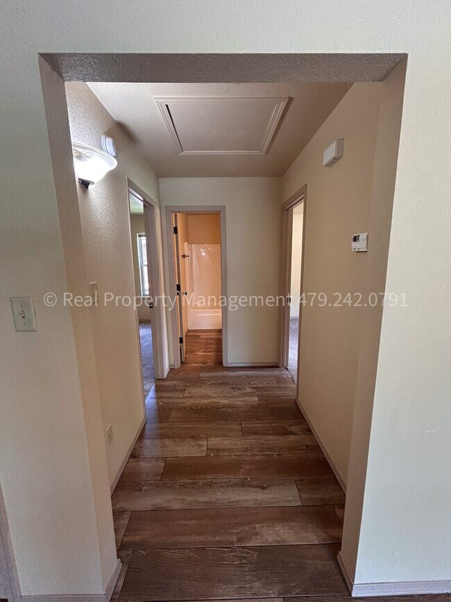 Building Photo - MOVE IN SPECIAL! HALF OFF MOVE IN RENT! Re...
