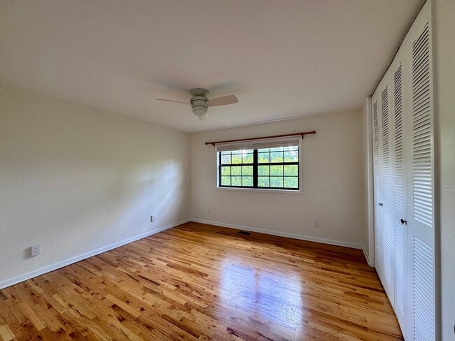 Building Photo - Beautiful renovated townhouse in a great C...