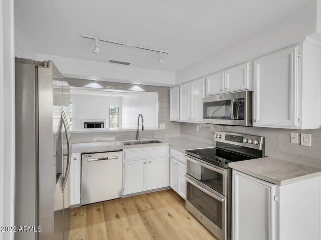 Building Photo - 6125 N 28th Pl