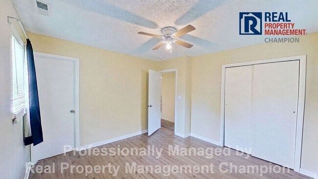Building Photo - 3 BD/2 BA Home w/Attached Garage on Large Corner Lot w/Fenced Backyard