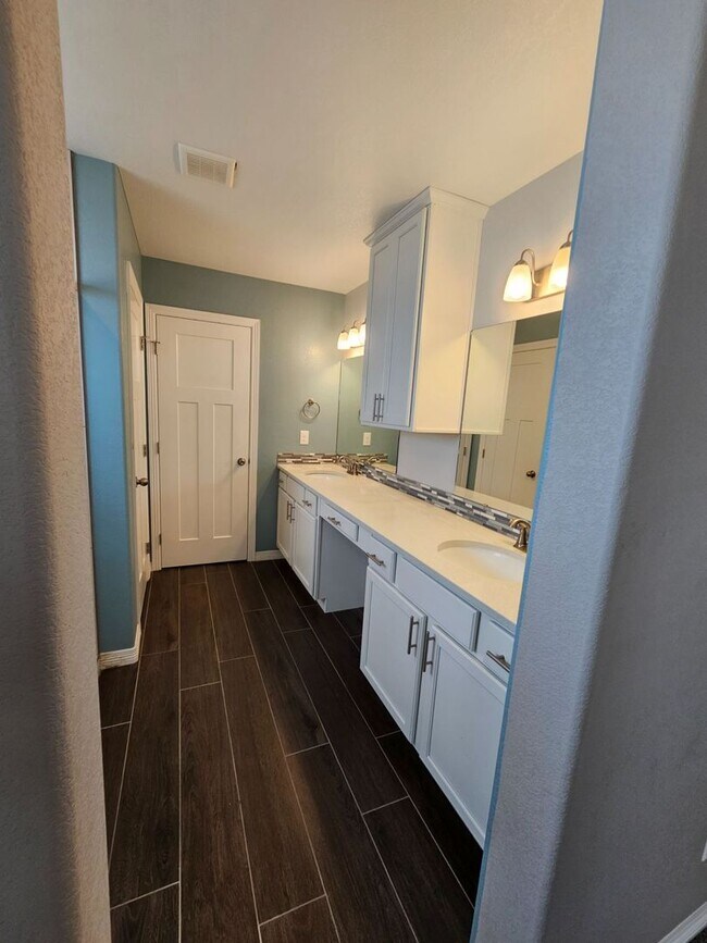 Building Photo - Beautiful 5 Bedroom, 3.5 Bath, 4 Car Garag...