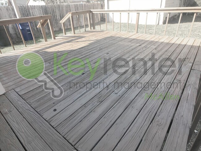 Building Photo - 2Bed/1Bath w/office in Central Mcallen ( Laurel and 10th )