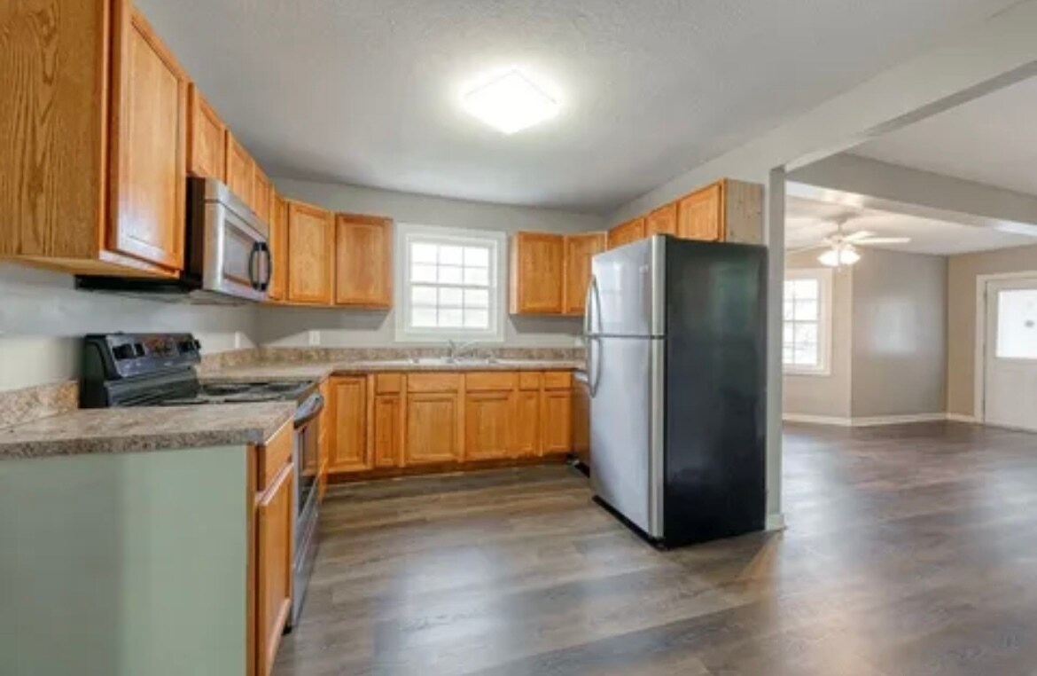 Building Photo - 761 S 5th St