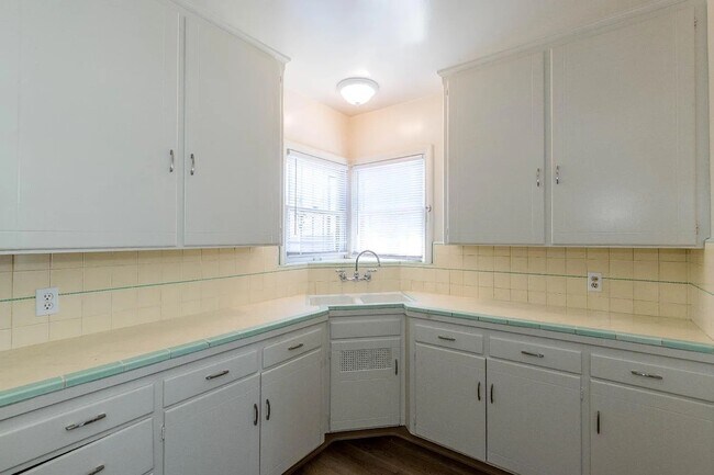 Building Photo - 1724 N West Ave