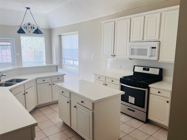 Building Photo - 4722 Silverlake Dr