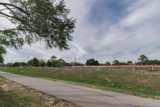 Building Photo - 22206 N Fork Dr