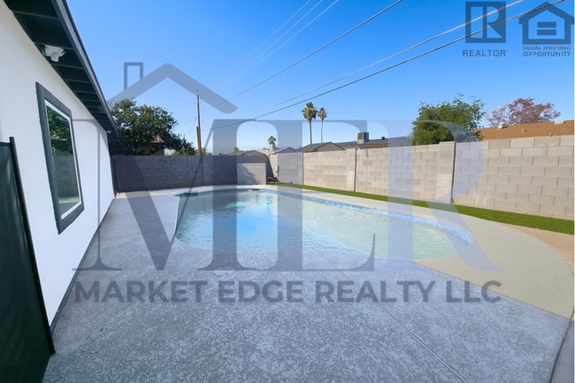 Building Photo - 4Bed/2Bath House at University/Dobson--Complete Remodel w/Pool!