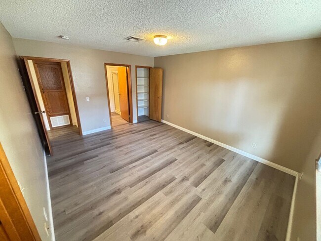 Building Photo - Gorgeous condo is a spacious 2Bed/2Bath un...