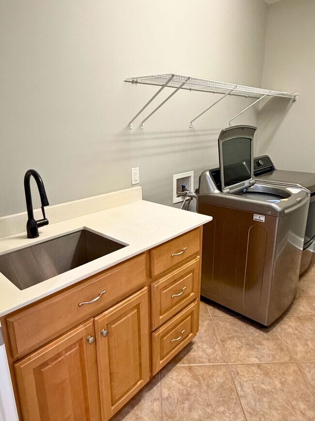 Building Photo - Rare find! 4/3 with amenities!