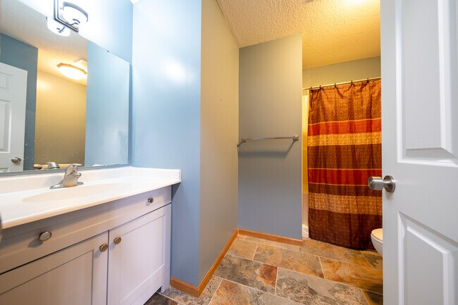 Building Photo - 6988 S Park Dr