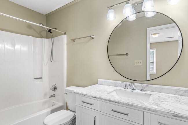 Building Photo - Newly Updated Park Place Townhome in Green...