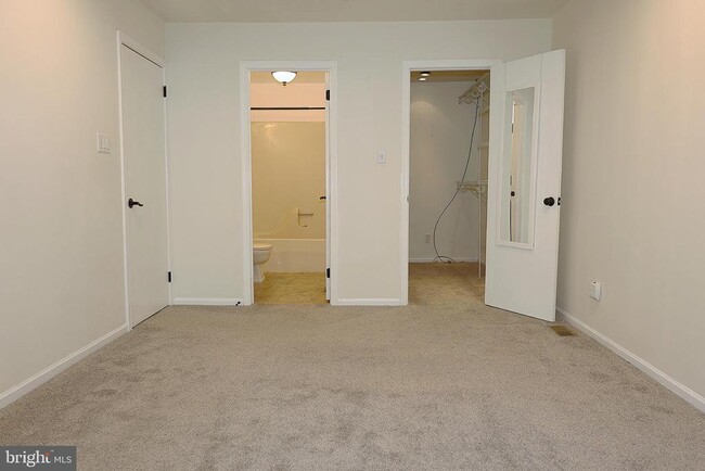 Building Photo - 72 5 Crown Royal Cir