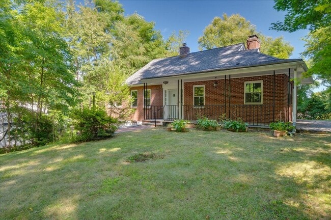 Building Photo - Classic Brick Multi-Level Home with Backya...