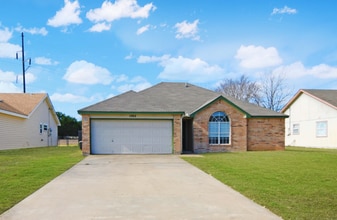 Building Photo - 1502 Cedar Ln