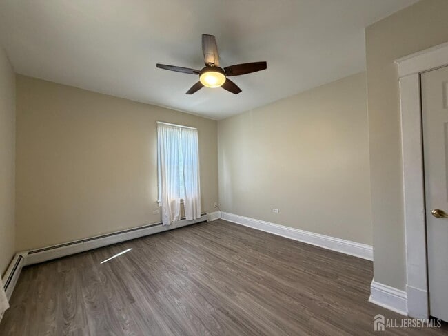 Building Photo - 628 Grove Ave