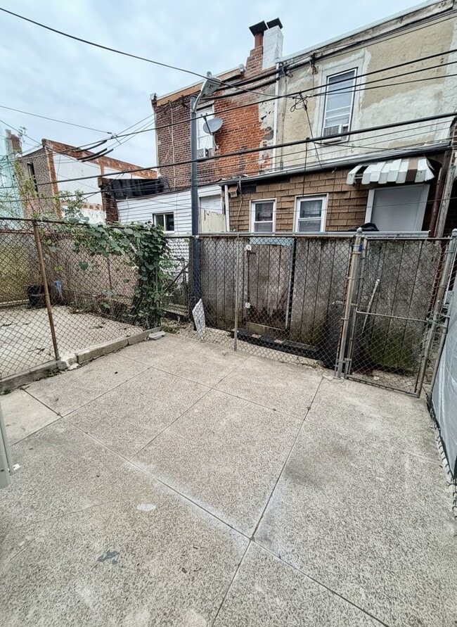 Building Photo - 665 E Wensley St