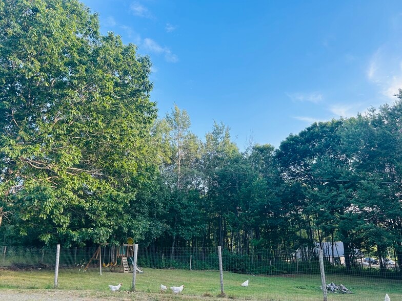 Large fenced yard - 22 Ridge Rd