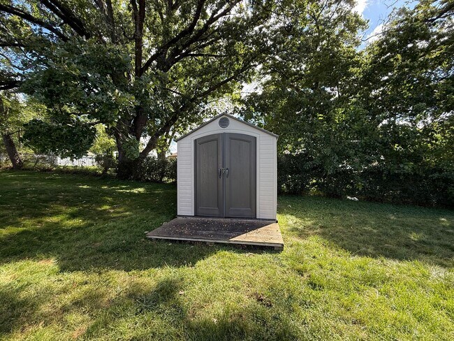 Building Photo - Charming 3 Bed, 1 Bath Home in Quiet Bette...