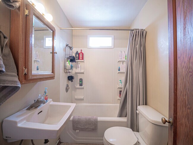 Building Photo - 1140 NE Lake St