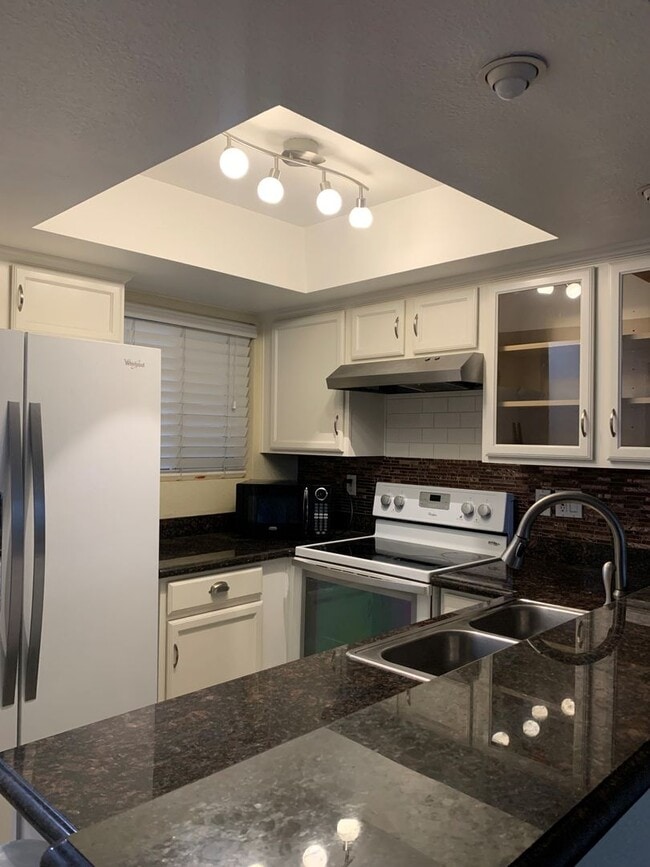 Building Photo - RENT READY BEAUTIFUL LOWER 1BD/1BTH CONDO