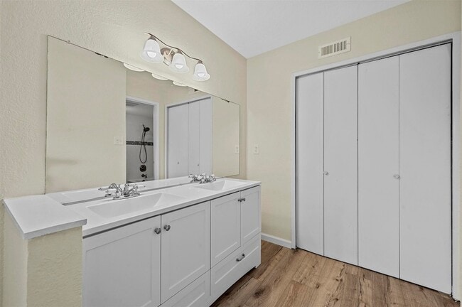 Building Photo - 6005 Dooley Dr
