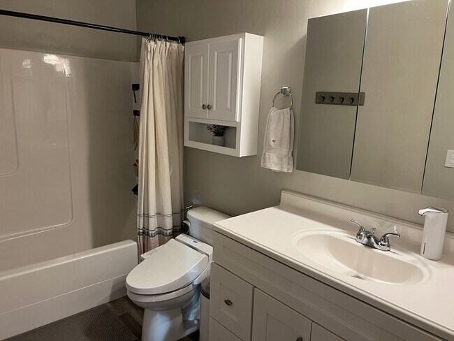 Building Photo - Cozy & Spacious Townhome for Rent