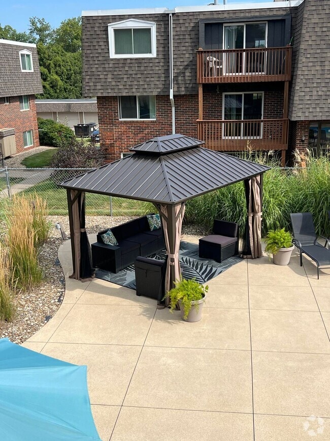 Building Photo - 2 Bedroom With Partial Pool View
