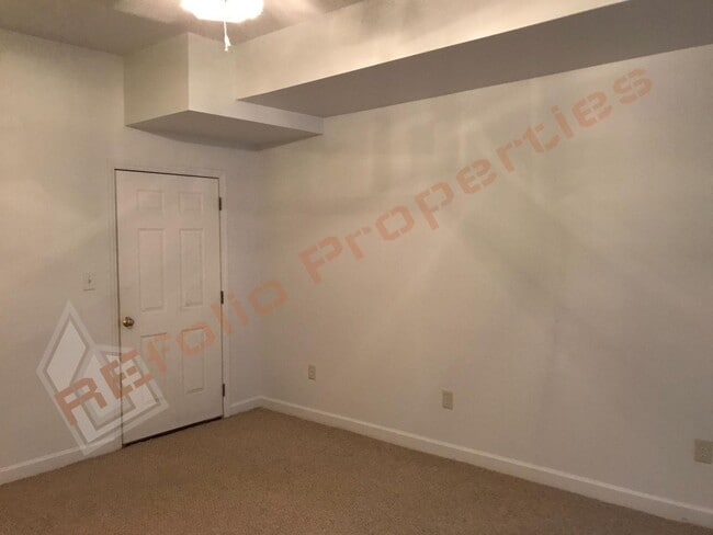 Building Photo - Wonderful 3BD 4 BA 1 Car-Garage End Unit T...